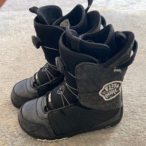 Flow Rival snowboard boots size 6
